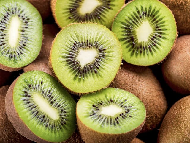 Wie viele Kalorien hat eine Kiwi? Überraschende Fakten und Nährwerte Wie viele Kalorien hat eine Kiwi? Überraschende Fakten und Nährwerte