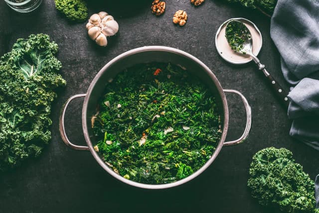 Wie lange muss Grünkohl kochen? Tipps für perfekt gegarten Grünkohl Wie lange muss Grünkohl kochen? Tipps für perfekt gegarten Grünkohl