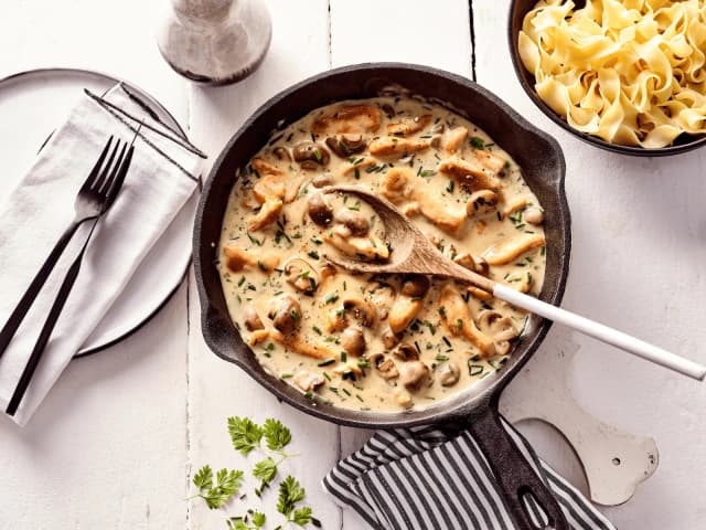 Die besten Gewürze für Hähnchengeschnetzeltes: So gelingt es perfekt